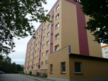 Großzügiges Wohnzimmer mit Balkon!